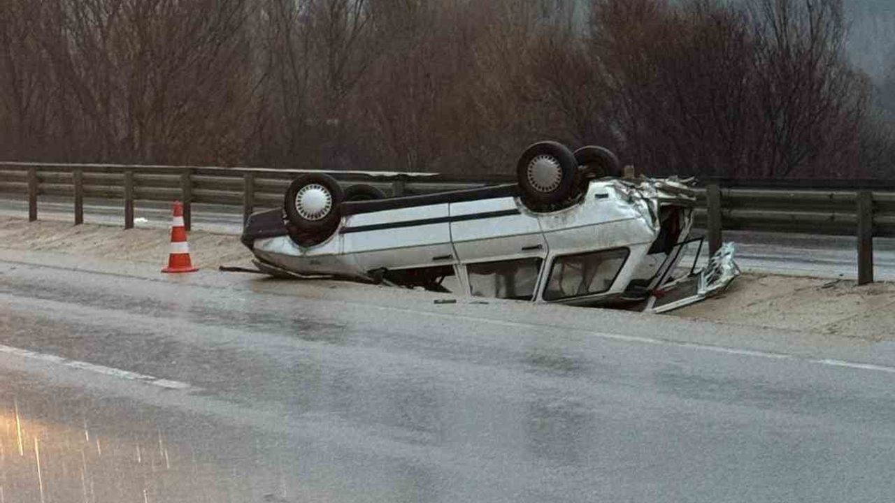 Afyonkarahisar’da refüje devrilen otomobilin sürücüsü yaralandı
