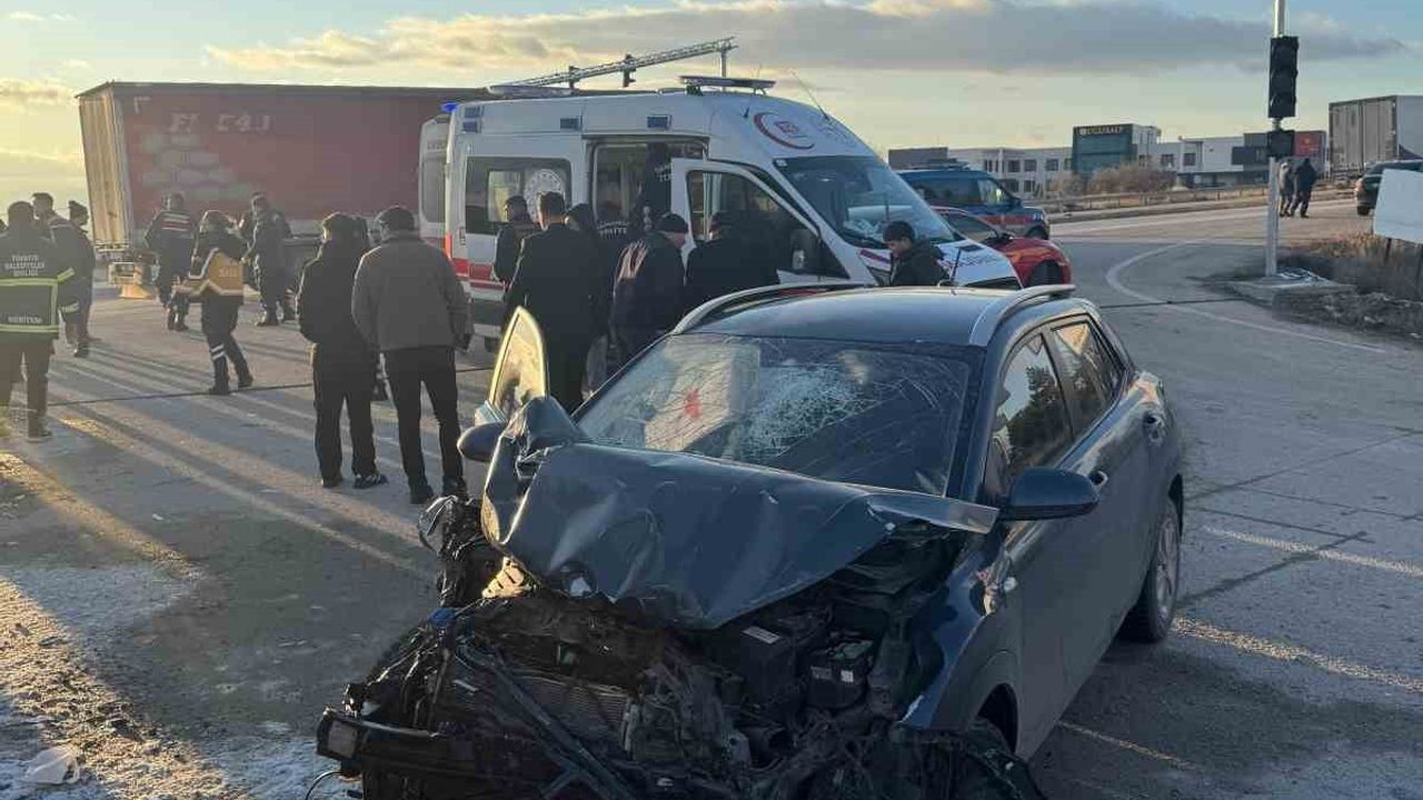 Afyonkarahisar'da servis aracı ile otomobil çarpıştı: 18 kişi yaralandı