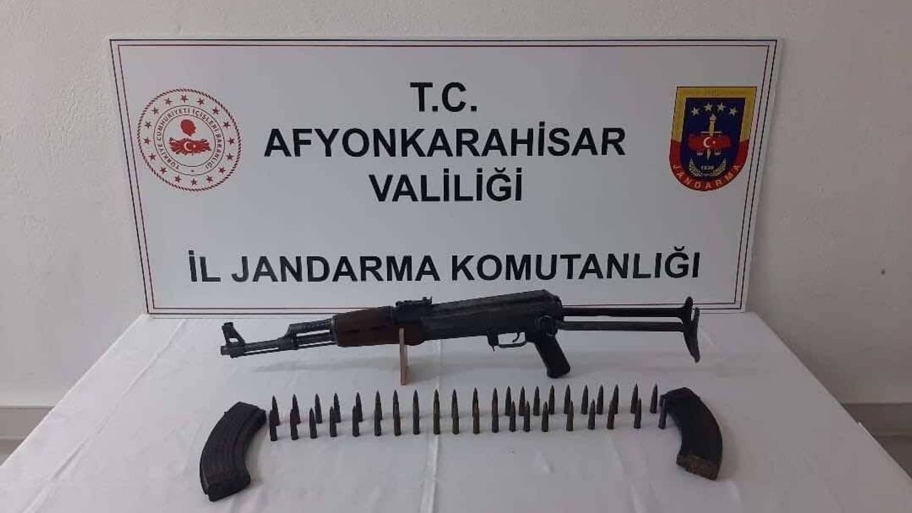 Afyonkarahisar'da şüpheli araçta Kalaşnikov ele geçirildi