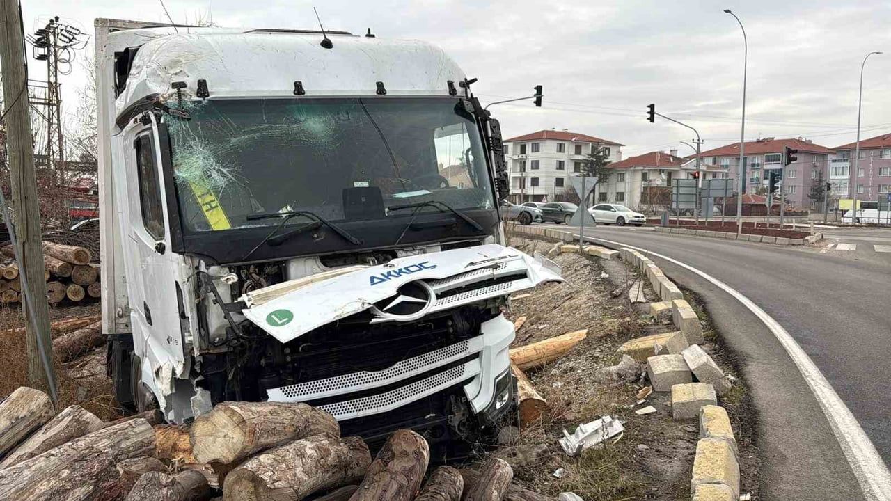 Afyonkarahisar'da tır kereste deposuna girerek durdu: 1 yaralı