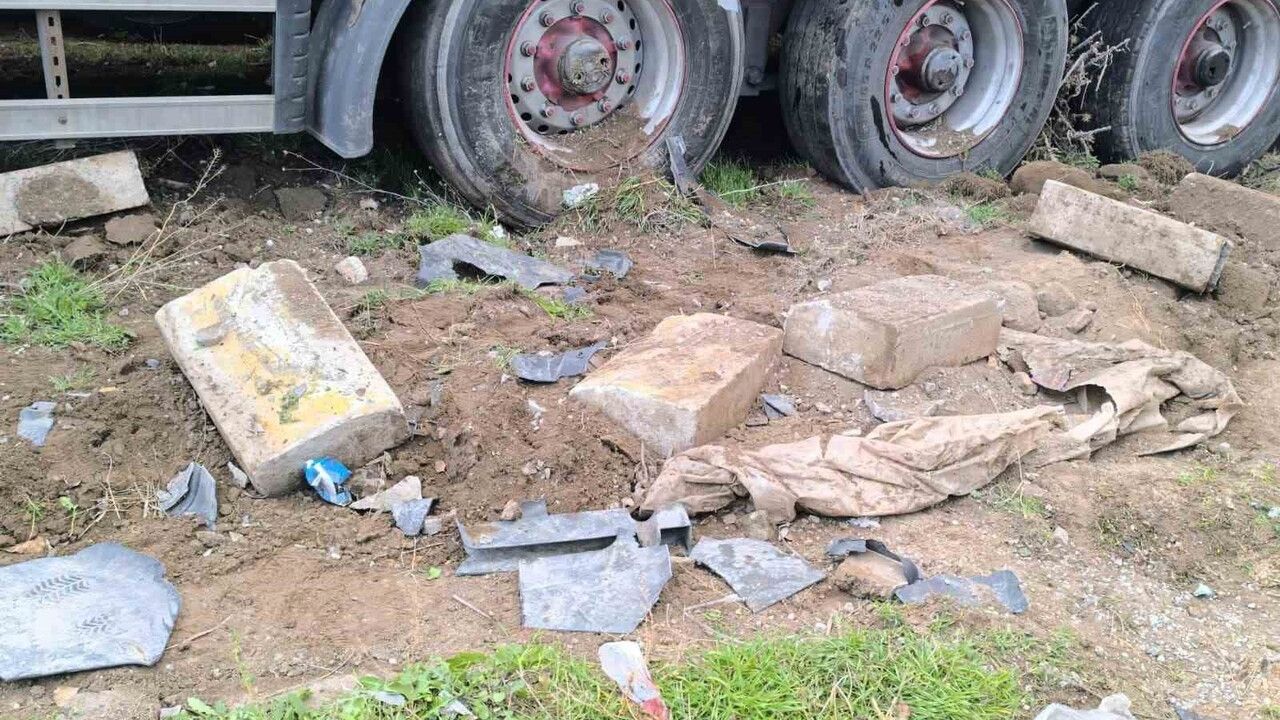 Afyonkarahisar'da Tırın Arkadan Çarpmasıyla Meydana Gelen Kaza: Facianın Eşiğinden Dönüldü