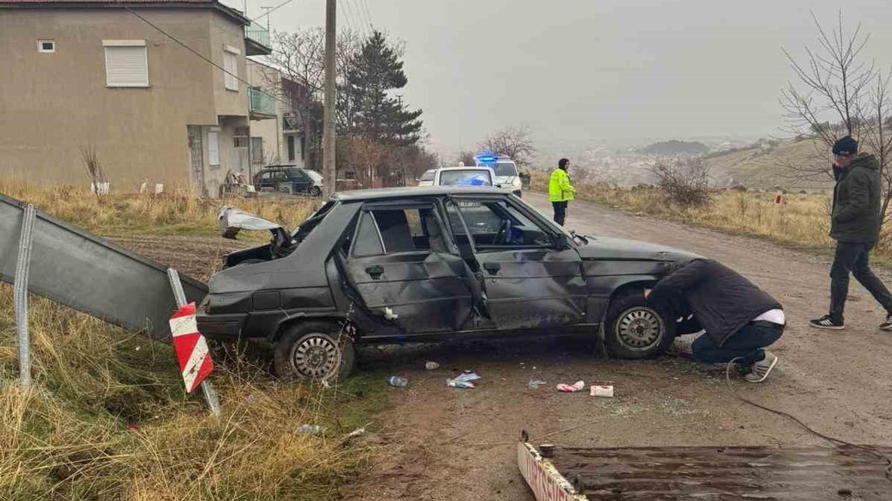 Afyonkarahisar'da trafik levhasına çarpan otomobil hurdaya döndü: 3 yaralı