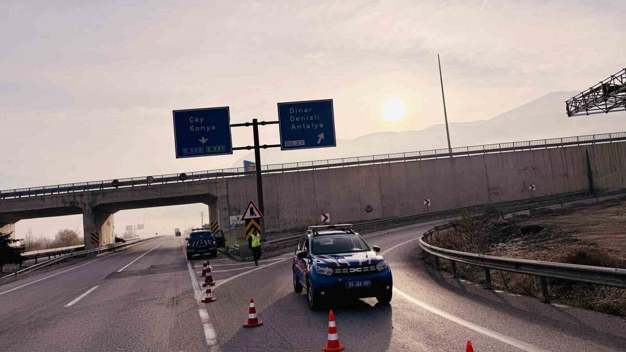 Afyonkarahisar’da Yoğun Sis Nedeniyle Bağlantı Yolu Kapandı
