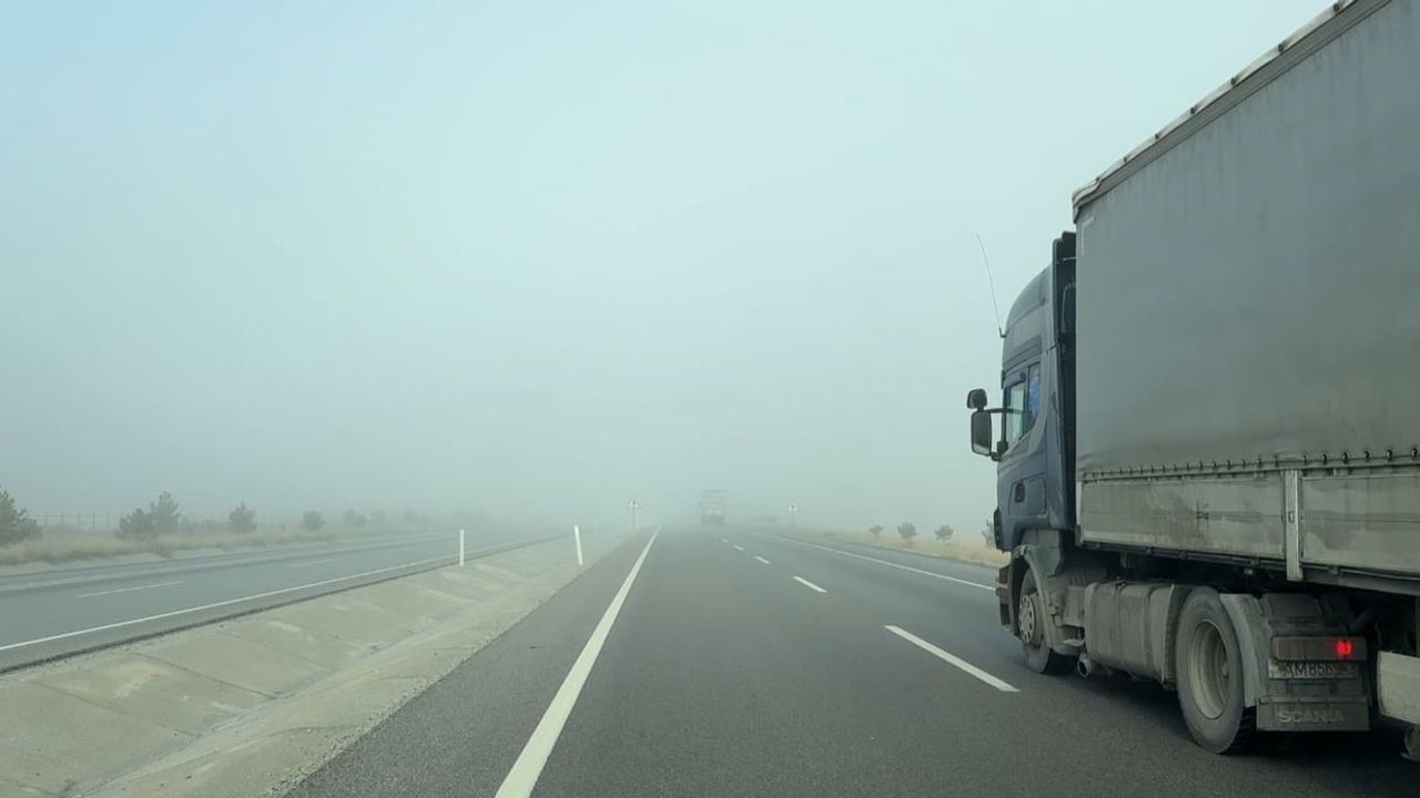 Afyonkarahisar'da Yoğun Sis Ulaşımı Olumsuz Etkiledi