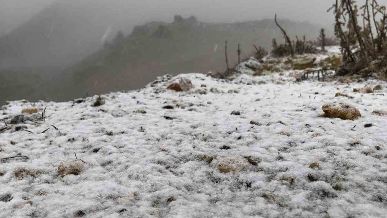 Afyonkarahisar’da yüksek kesimlerde kar etkili oldu