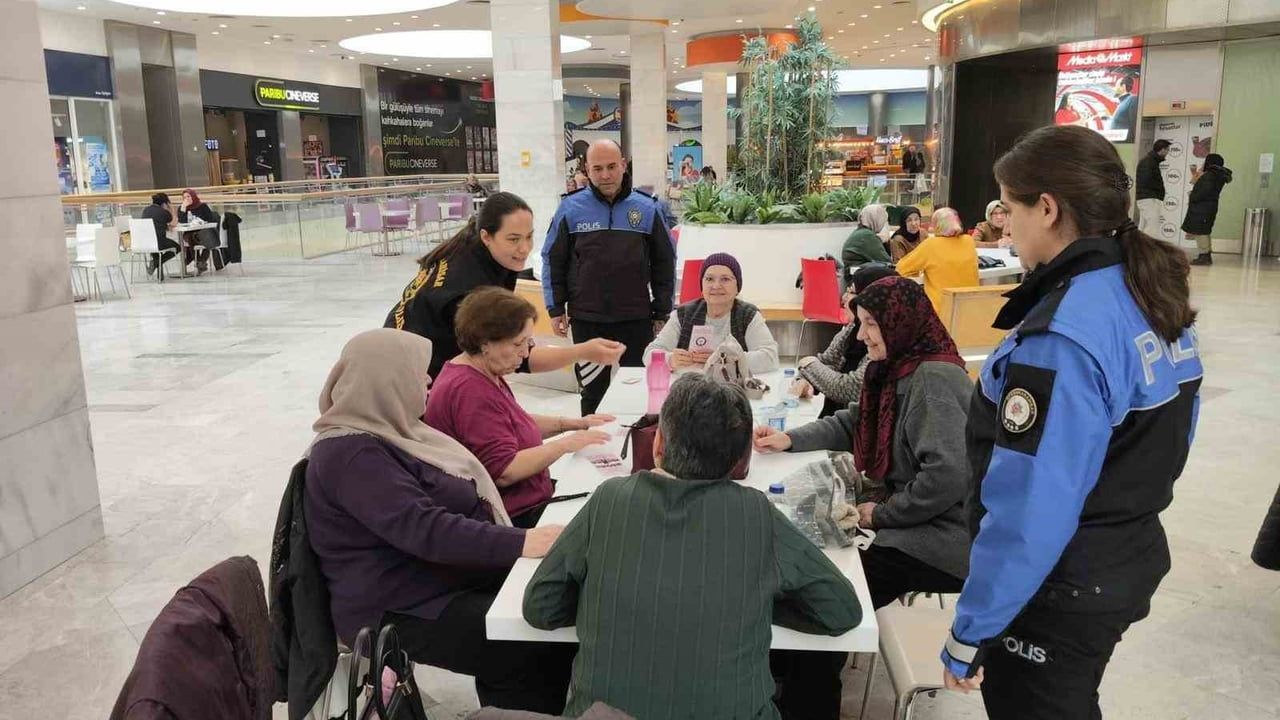 Afyonkarahisar Emniyeti Broşürlerle Vatandaşları Bilinçlendiriyor