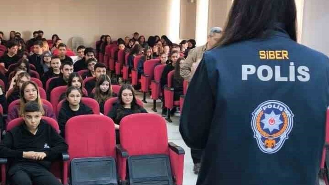 Afyonkarahisar Polisi 'SİBERAY' ile Yaklaşık 500 Kişiye İnternet Eğitimi