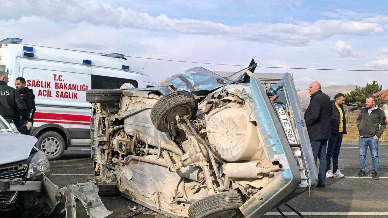 Afyonkarahisar Şuhut'ta iki otomobil çarpıştı: 4 kişi yaralandı