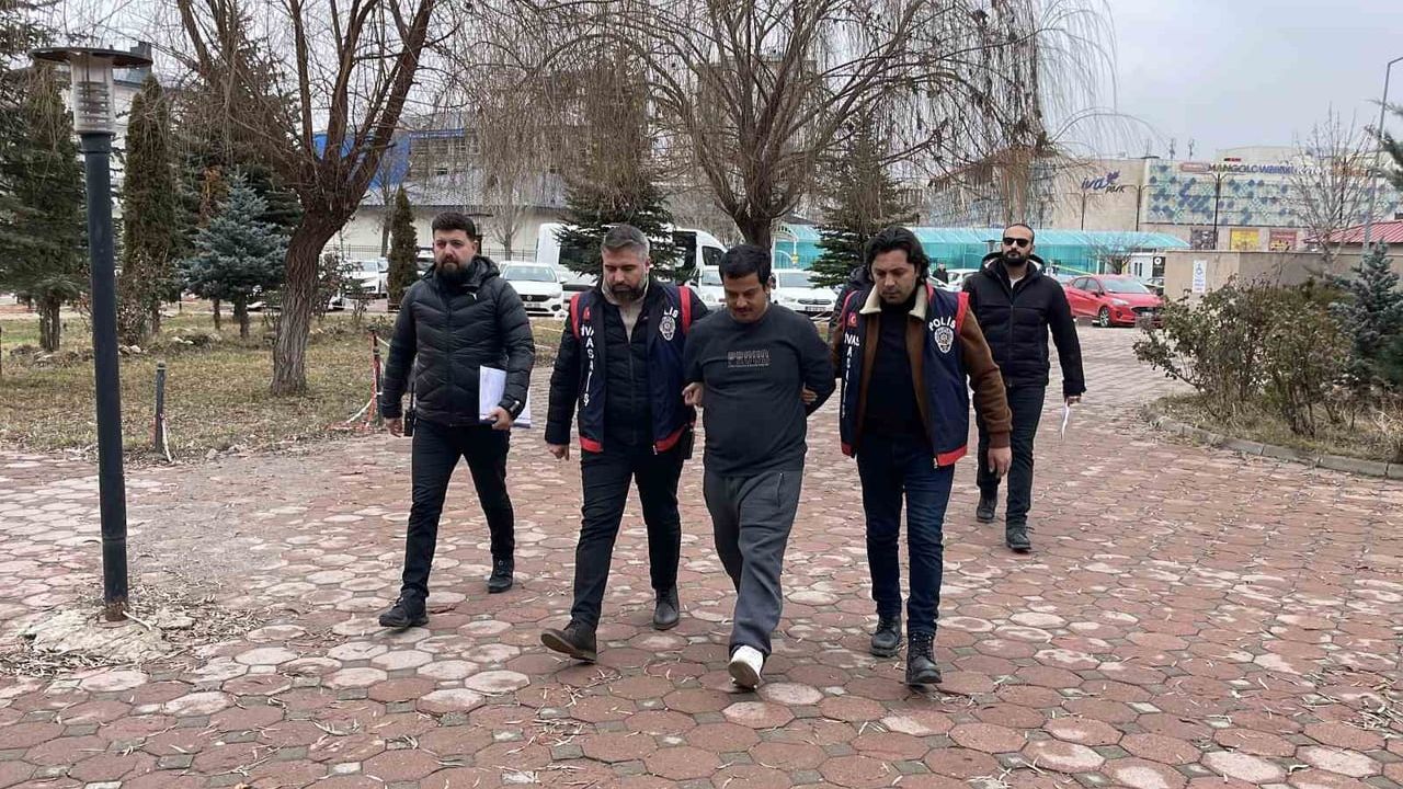 Ağabeyini Göğsünden Bıçaklayan Zanlı Adliyeye Sevk Edildi