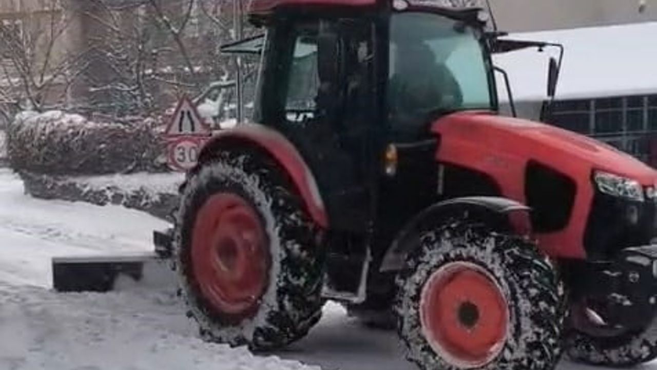 Ağın'da vatandaşlar traktörle karla mücadeleye destek verdi