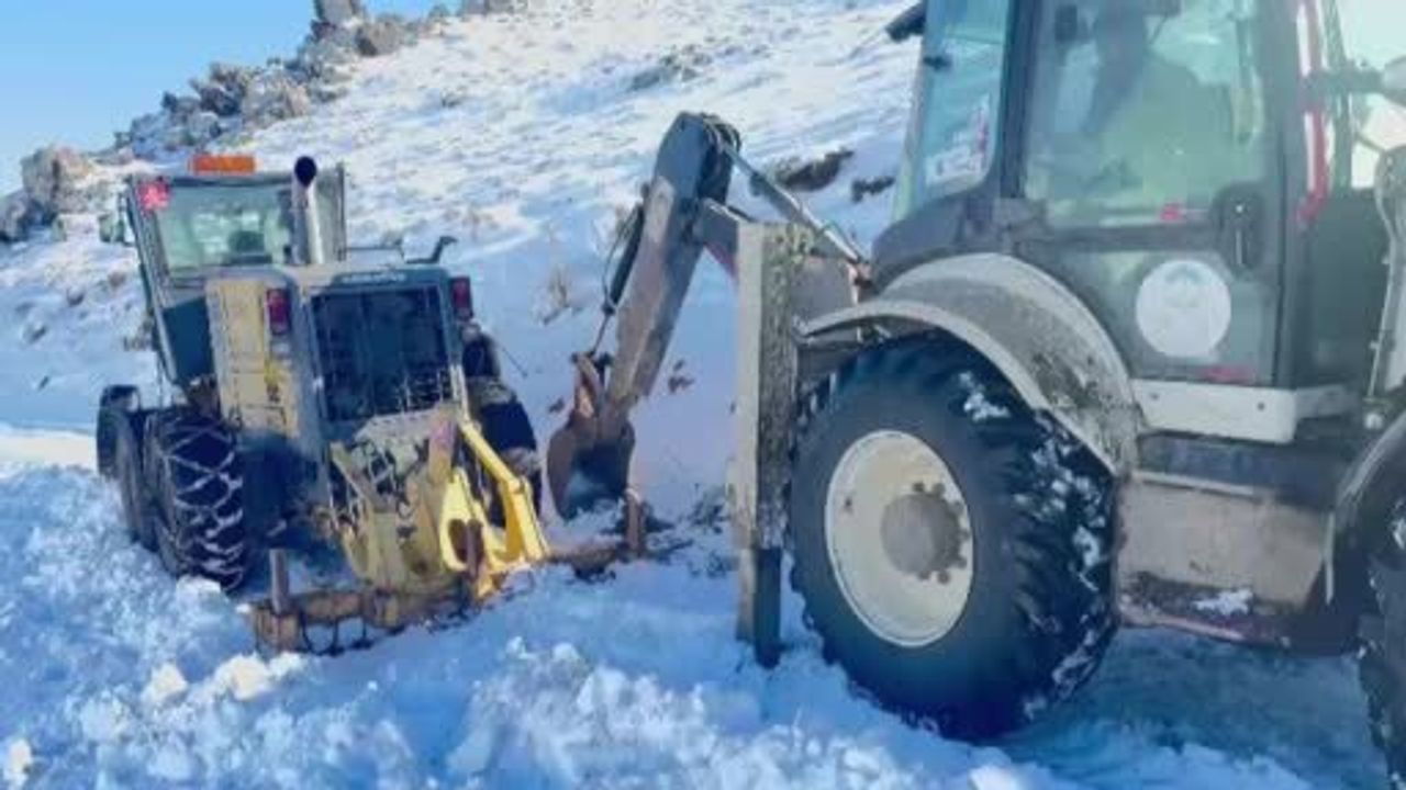Ağrı'da Greyder Uçurum Kenarında Durdu — Patnos’ta Karla Mücadele