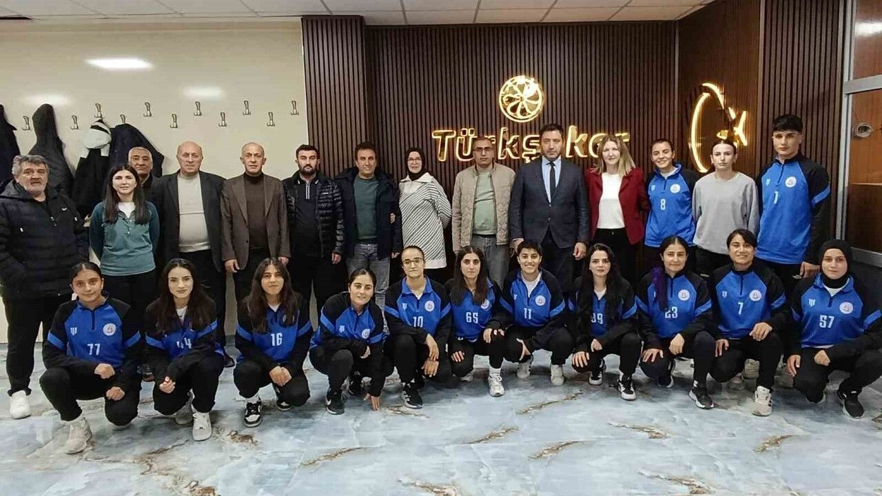 Ağrı’da Kadın Futbol Takımına Moral Yemeği: Kurum ve İş İnsanlarından Destek