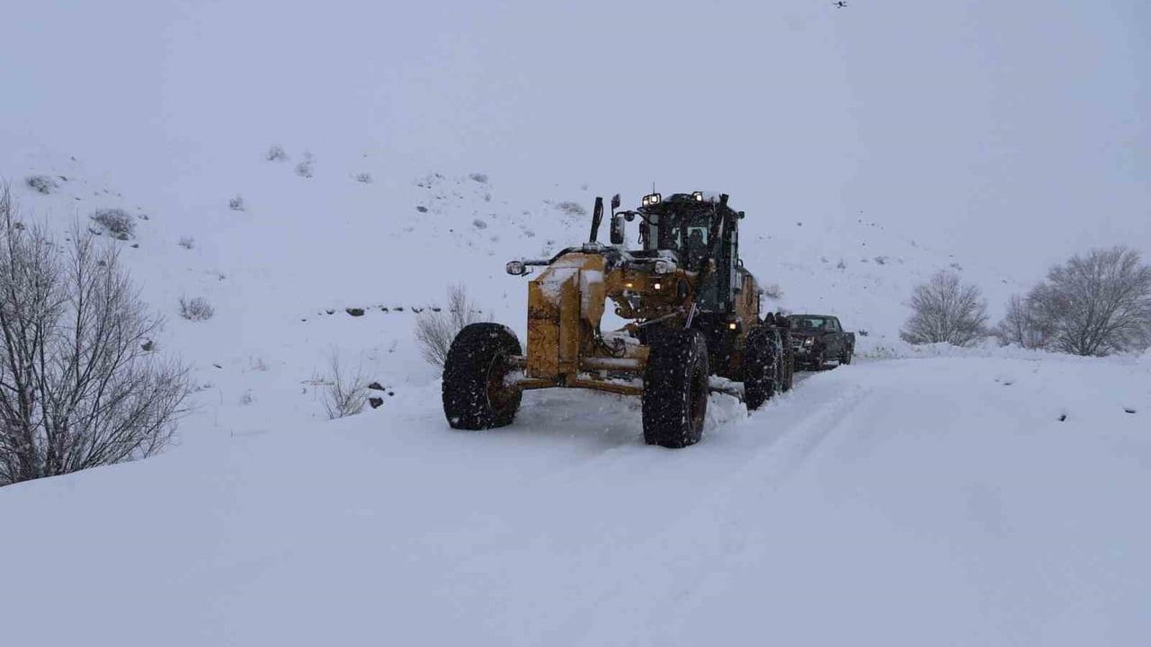 Ağrı'da yoğun kar 423 köy yolunu ulaşıma kapattı