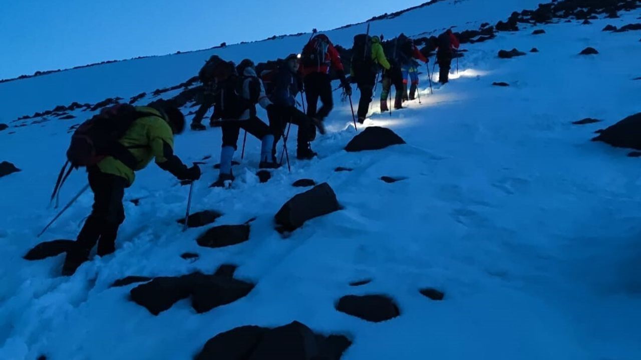 Ağrı Dağı'nda Karla Mücadele: 9 Kişilik Grup Zirveye Yükseliyor
