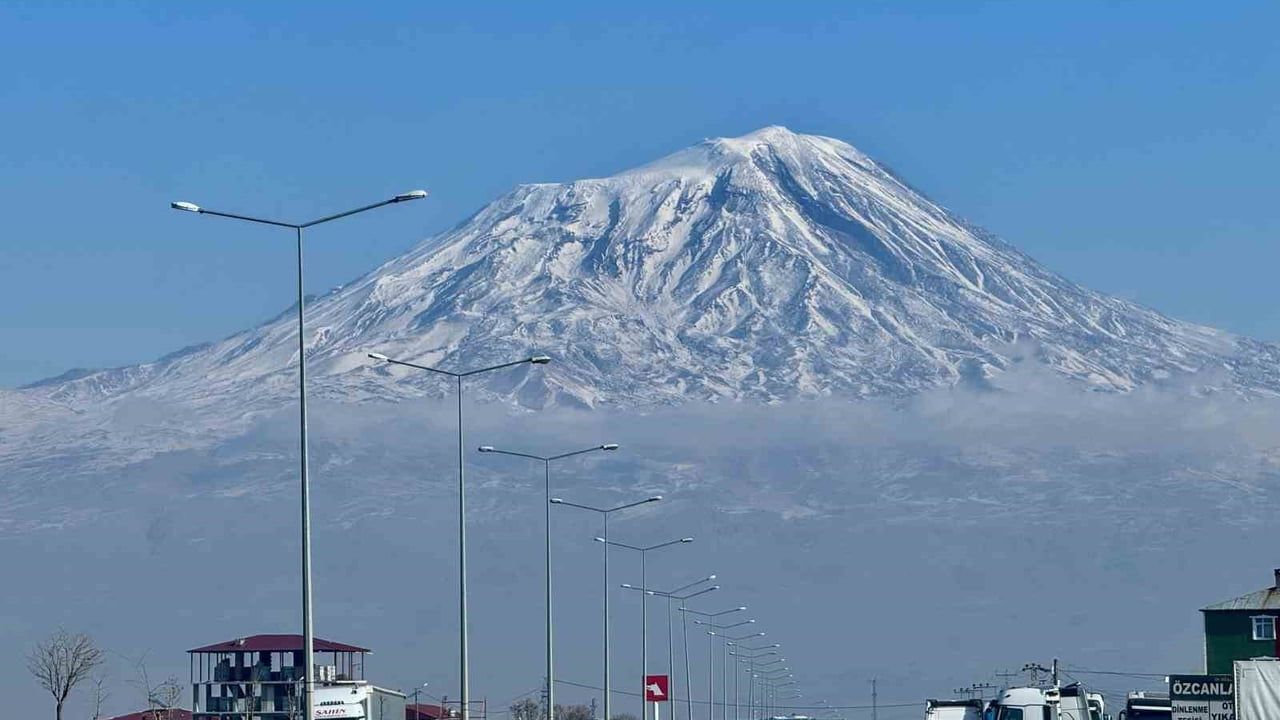 Ağrı Dağı Zirvesinde Beyaz Örtüyle İhtişam
