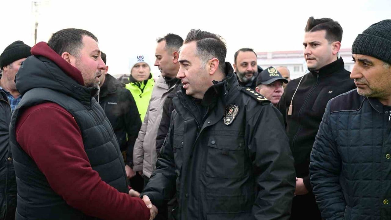 Ağrı Emniyet Müdürü Göksel Önder hayvan borsasında incelemelerde bulundu