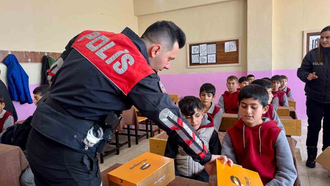 Ağrı Emniyeti'nden Ozanlar Yatılı Ortaokulu'na kışlık bot desteği