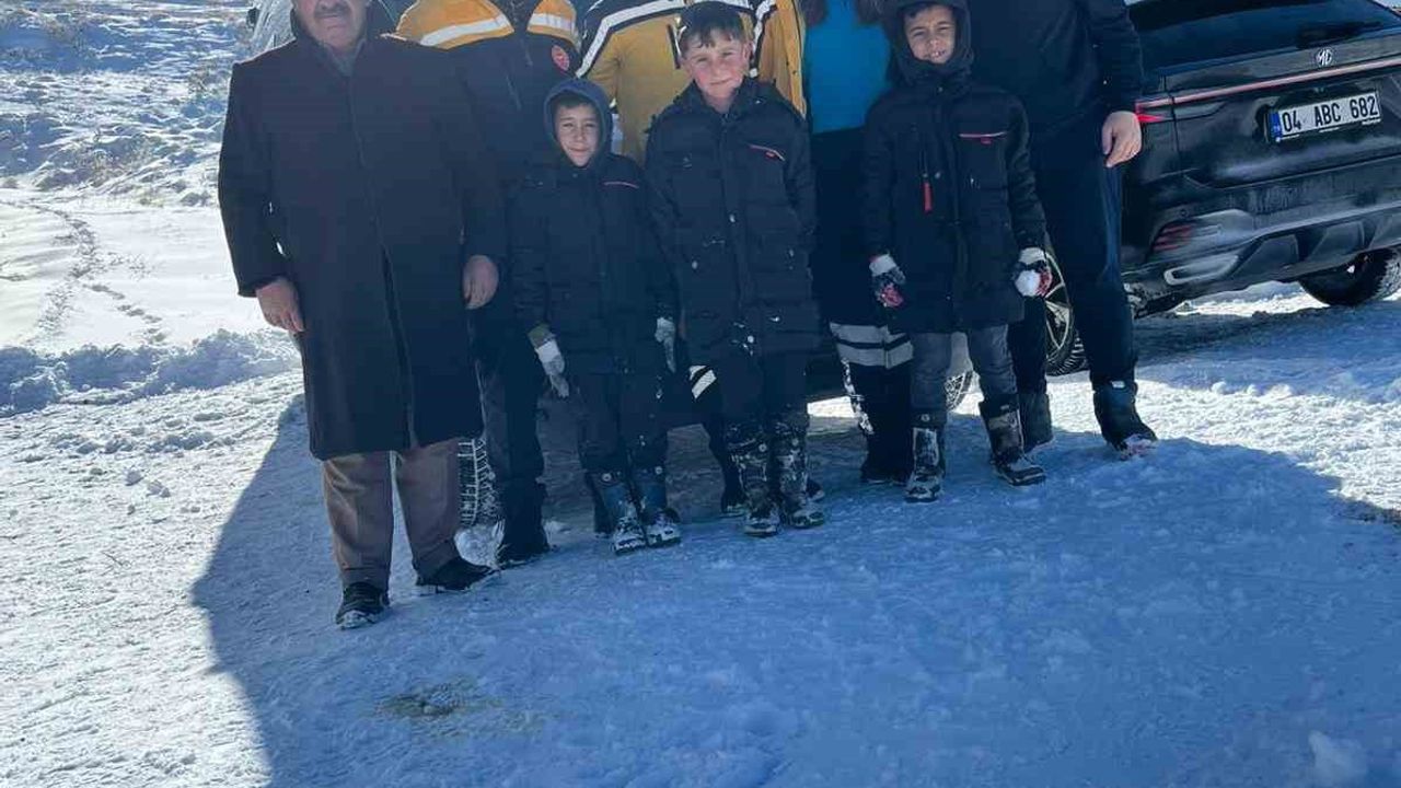 Ağrı Patnos'ta sağlık ekipleri kar ve tipiye rağmen hastalara ulaştı
