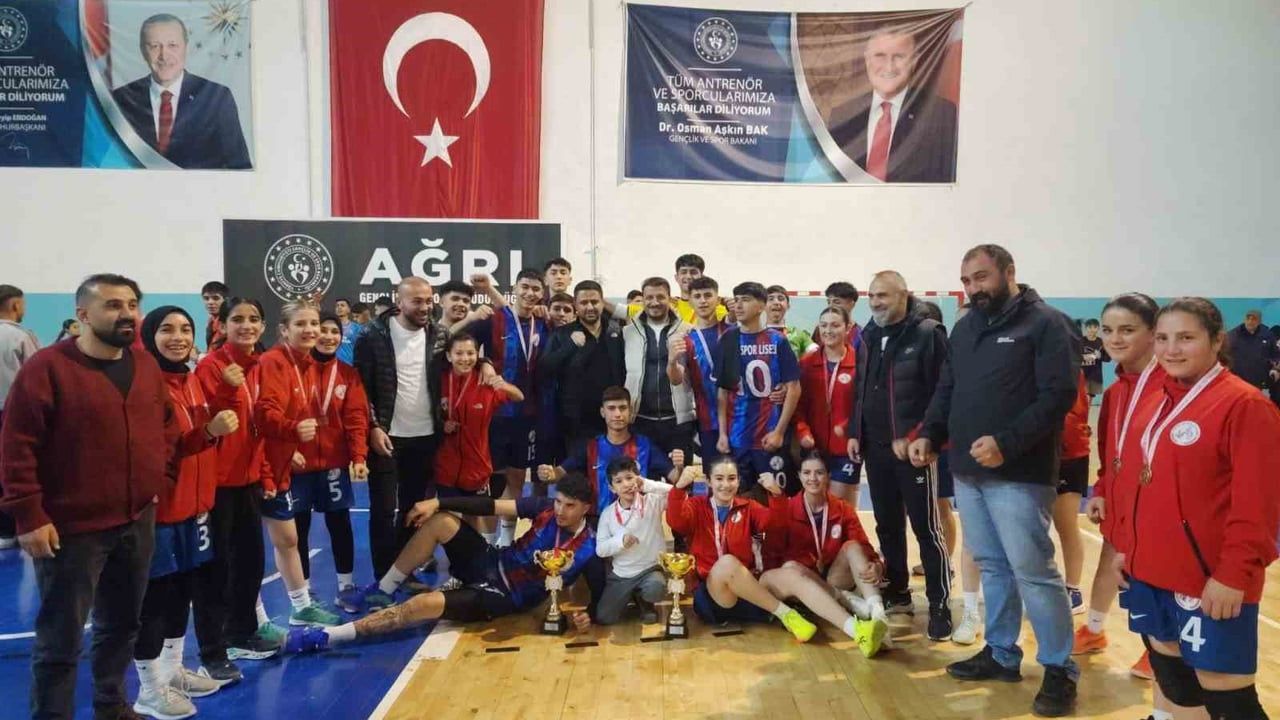 Ağrı Spor Lisesi erkek hentbol takımı Türkiye yarı finallerine yükseldi
