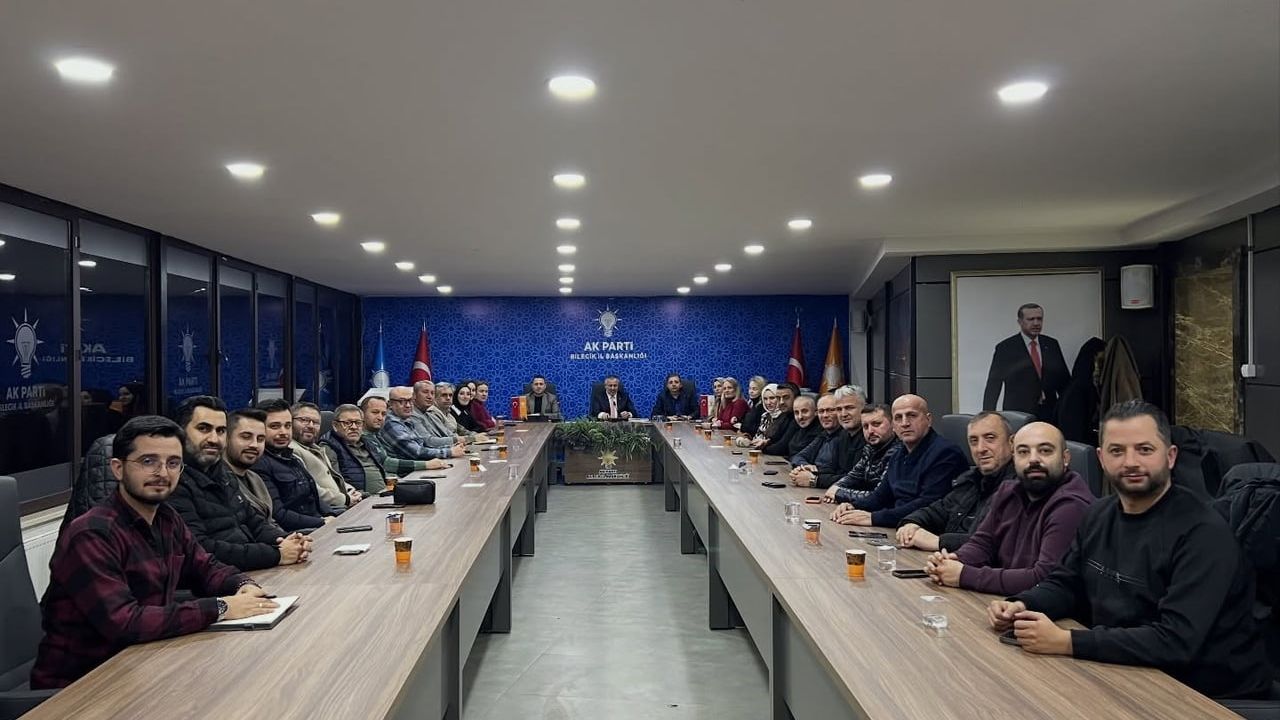 AK Parti Bilecik'te İl Yönetim Kurulu Toplantısı ve Doğum Günü Sürprizi