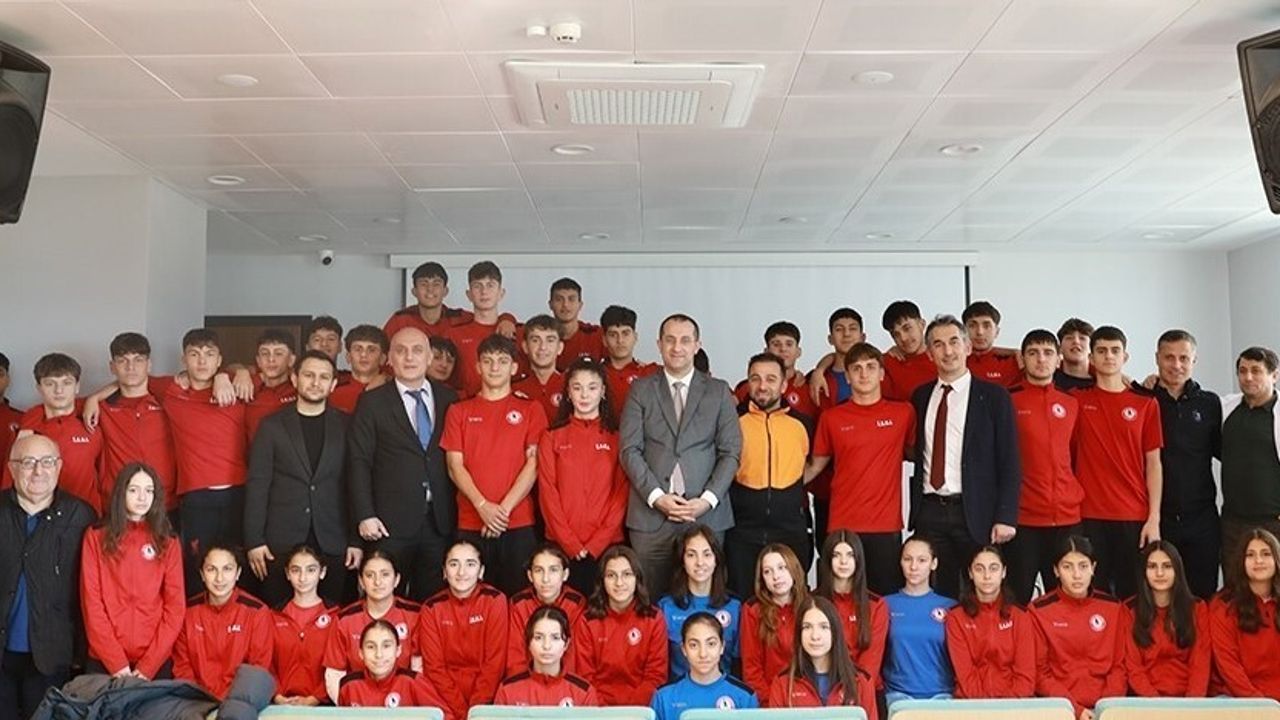 Akçaabat Belediye Başkanı Ekim, İbrahim Erdemoğlu Spor Lisesi'nde gençlerle buluştu