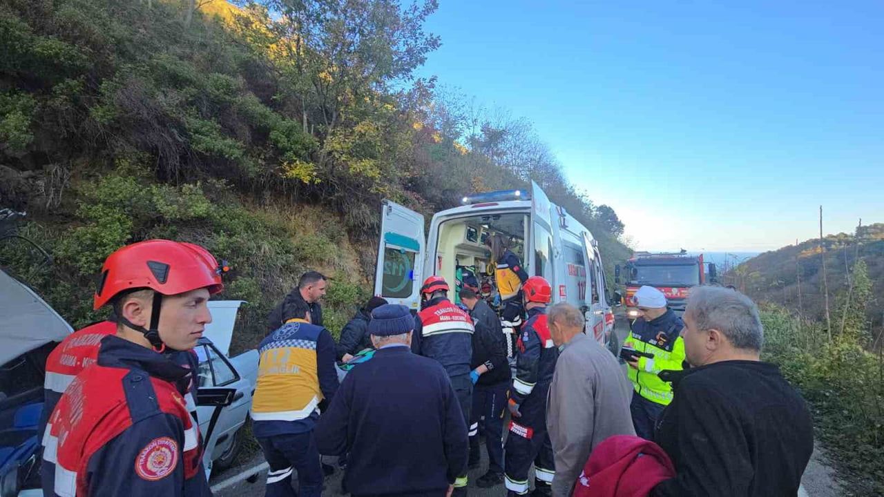 Akçaabat’ta yamaçtan kopan kaya otomobilin üzerine düştü — 5 yaralı