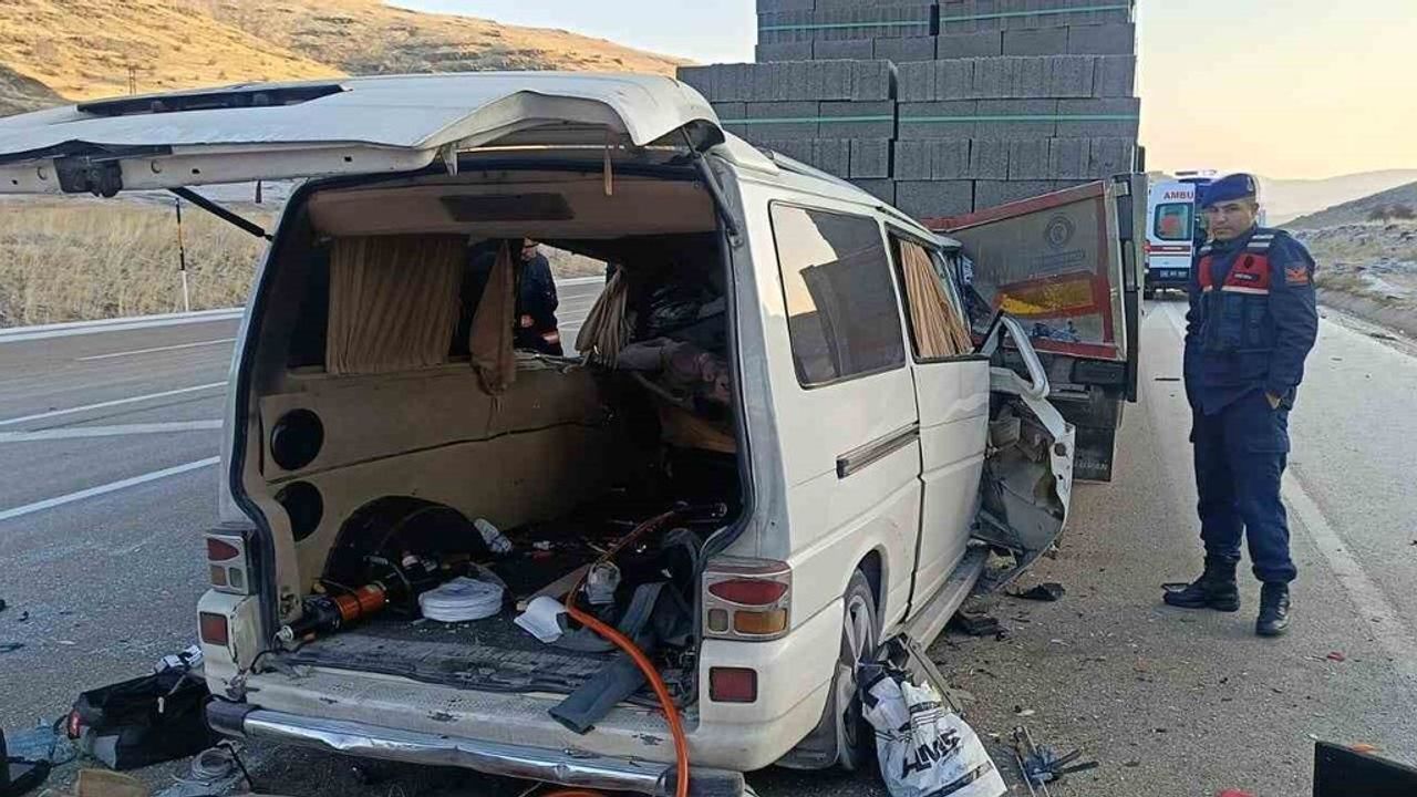 Akçadağ'da tırın çarptığı minibüste 3 kişi hayatını kaybetti