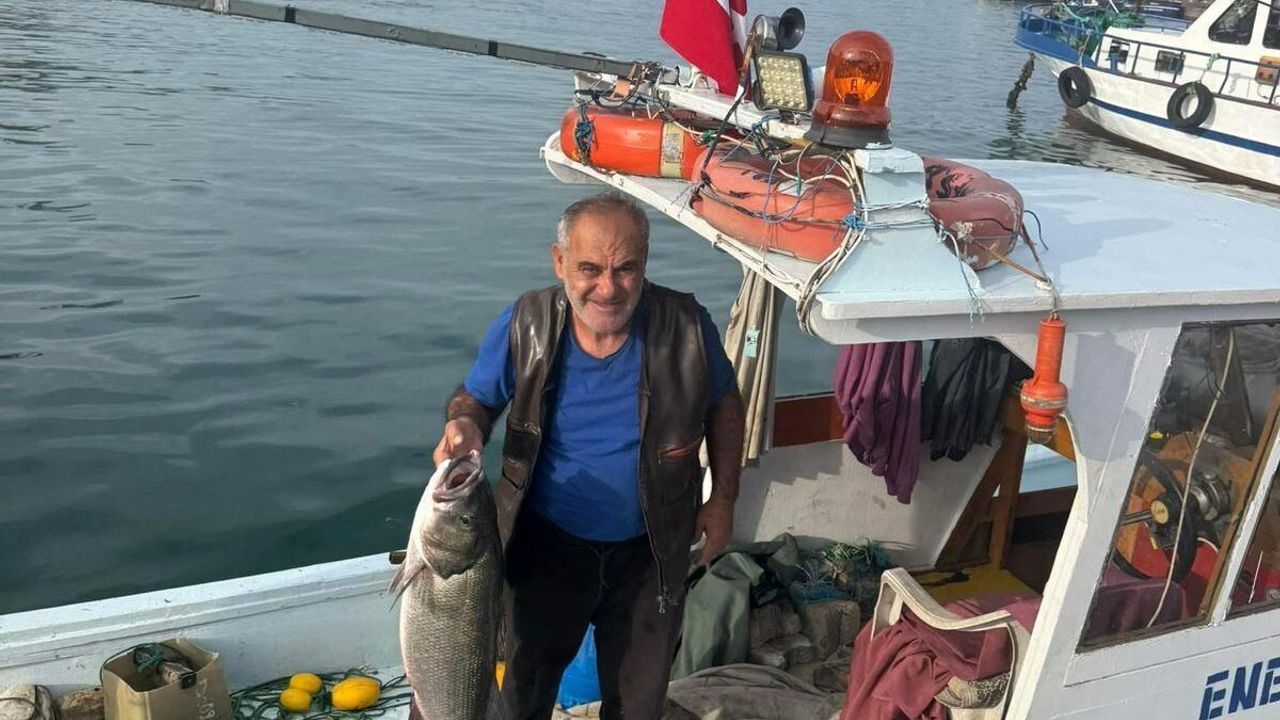 Akçakoca’da 10 kilo 400 gramlık levrek ağına takıldı