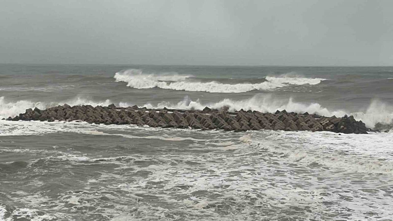 Akçakoca'da fırtına balıkçı barınağında hasar bıraktı