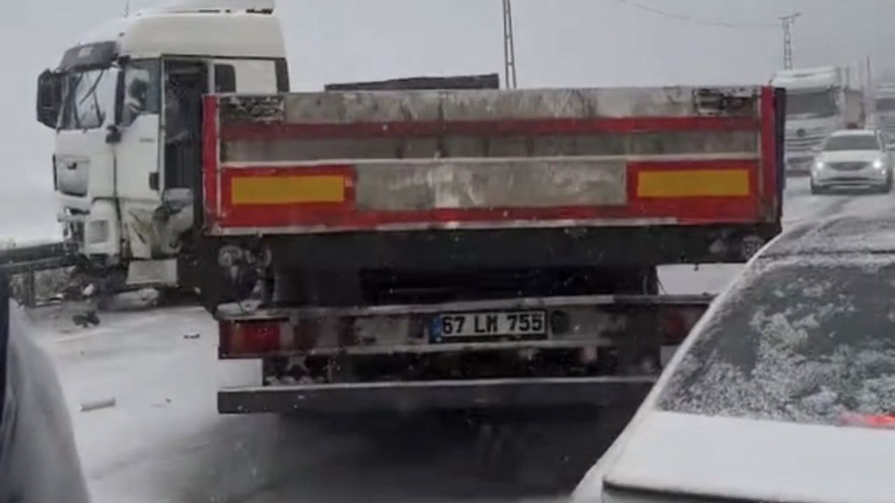 Akçakoca Kalkın Plajı'nda tır makaslaması çevre yolunu kapattı