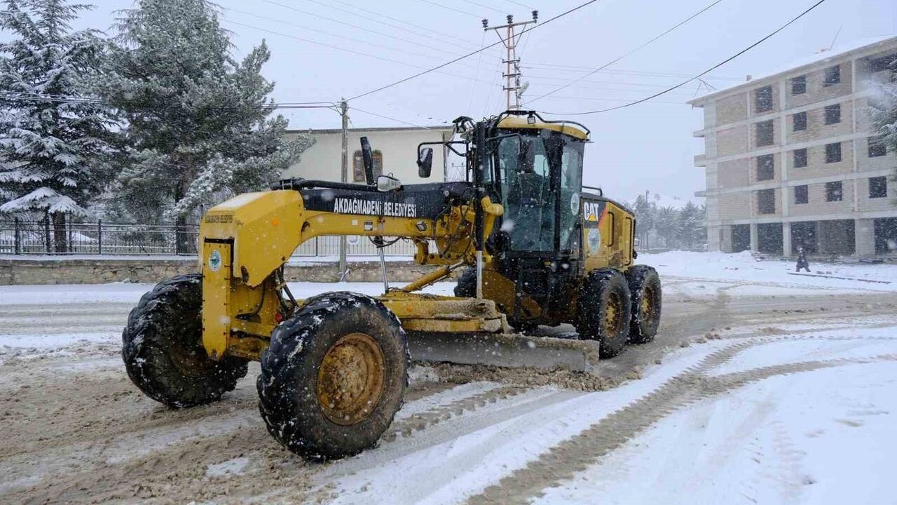 Akdağmadeni karla kaplandı, belediye ekipleri önlemleri güçlendirdi