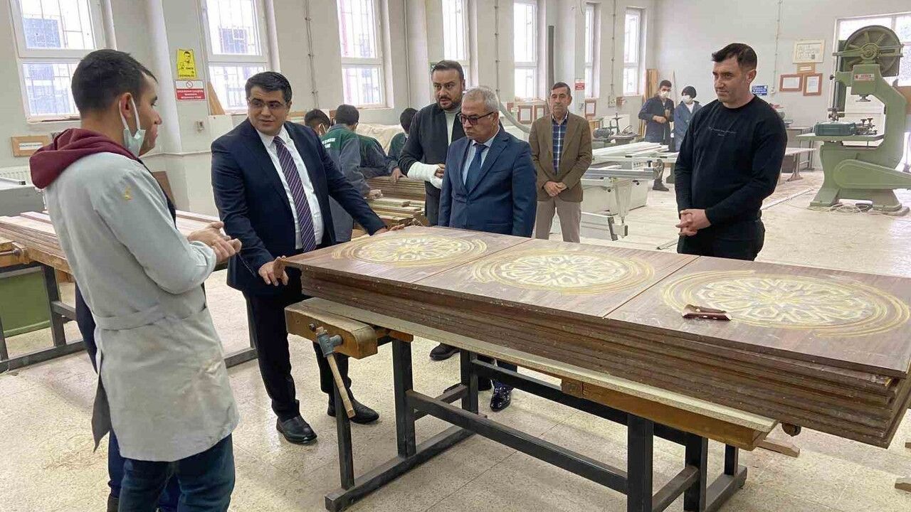 Akdağmadeni Mesleki Lisesi öğrencilerinden TOKİ Camii’ye destek