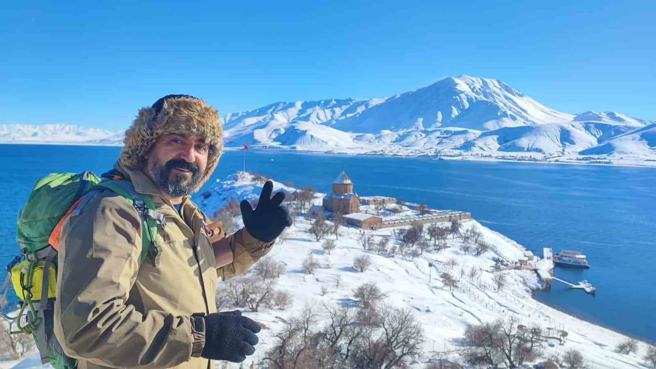 Akdamar Adası karla kaplandı, doğaseverler adaya çıktı