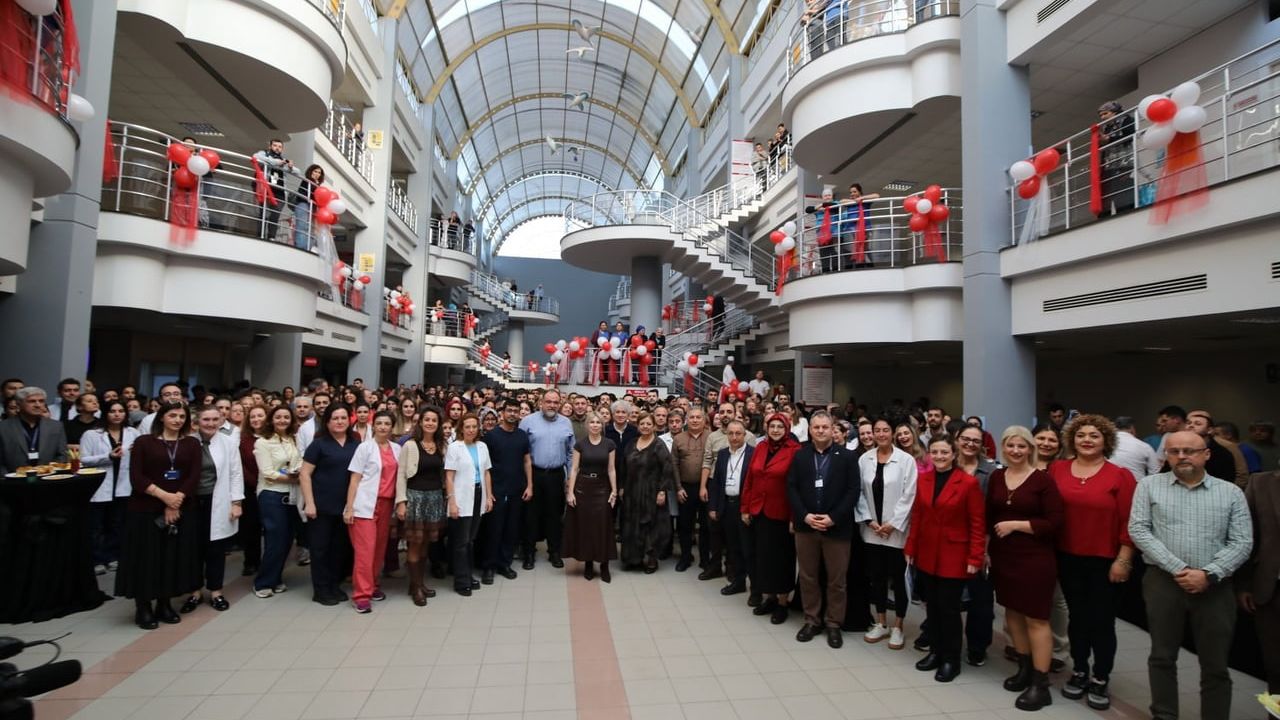 Akdeniz Üniversitesi Hastanesi'nde Yeni Yıl Kutlaması ve Çocuk Etkinliği