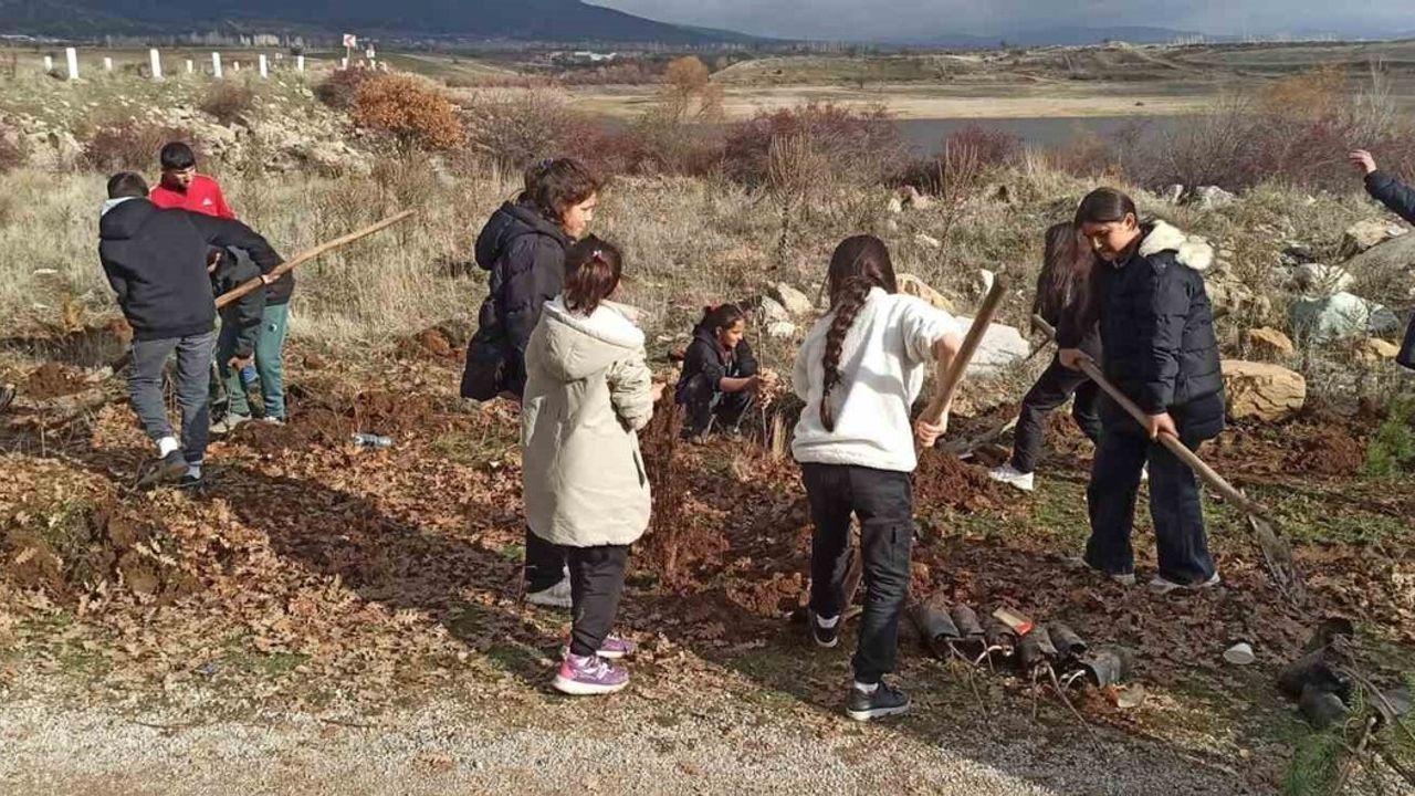 Akharım'da öğrenciler 'Yeşil Akharım-Geleceğe Nefes' için fidan dikti