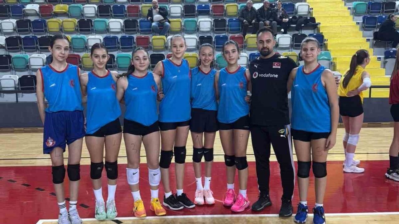 Akhisar Gençlik Spor Kulübü'nden 7 voleybolcu TVF altyapı seçmelerinde