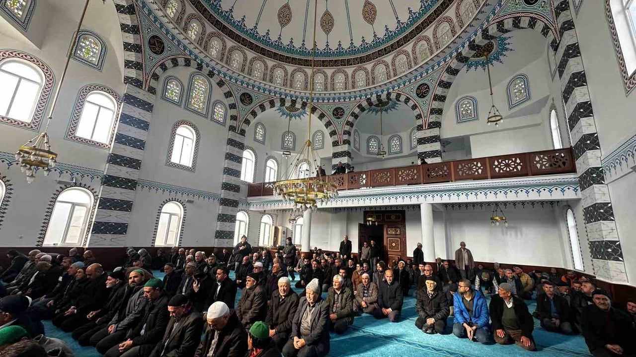 Akhisar Hayber Camii ibadete açıldı