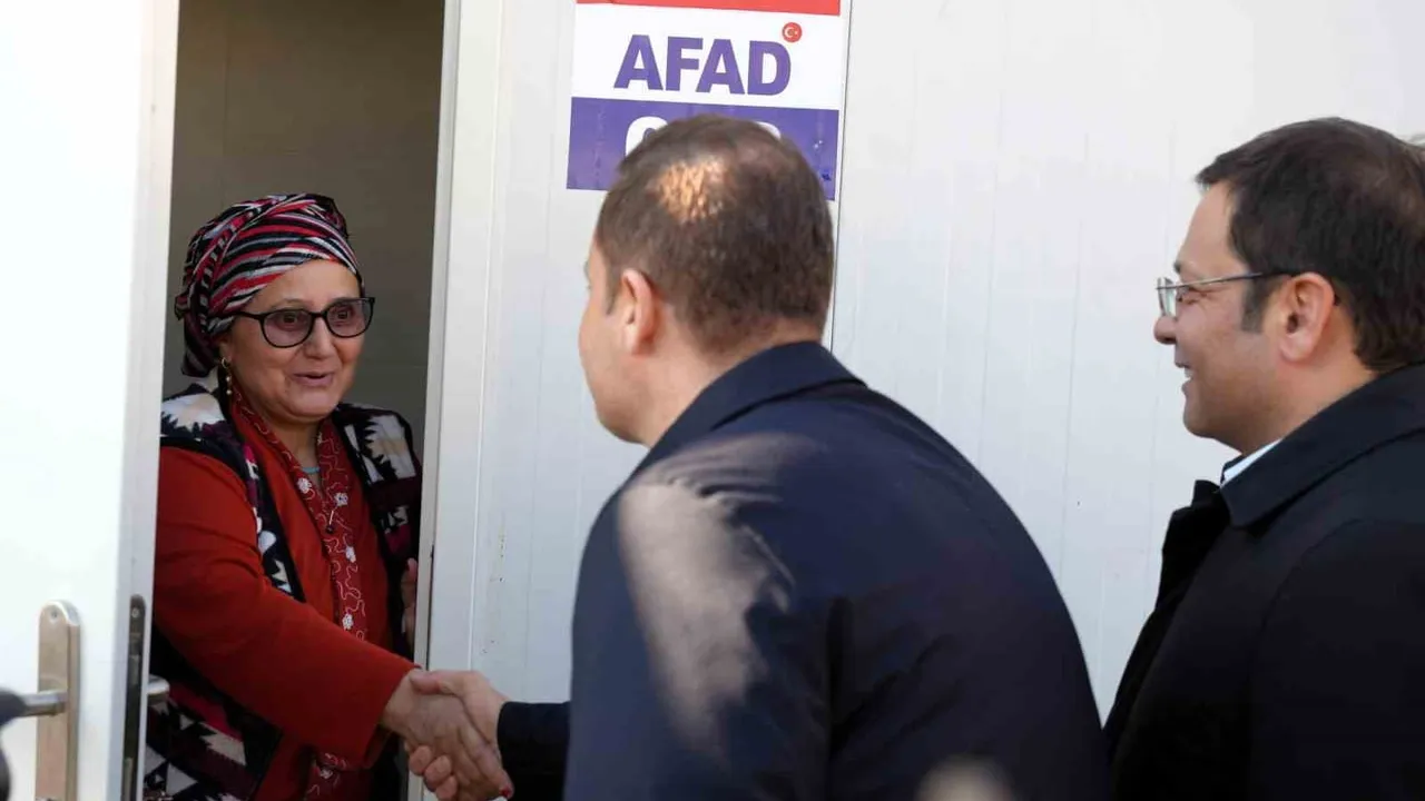 Akın ve Sak Sındırgı’da depremzedelerle bir araya geldi, projeleri değerlendirdi