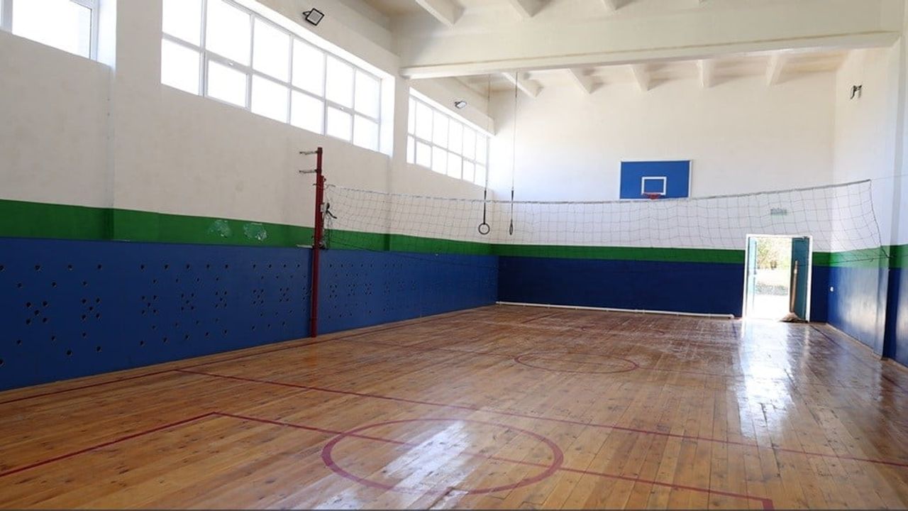 Aksa Enerji Buhara’daki 50 yıllık okulun spor salonunu yeniledi