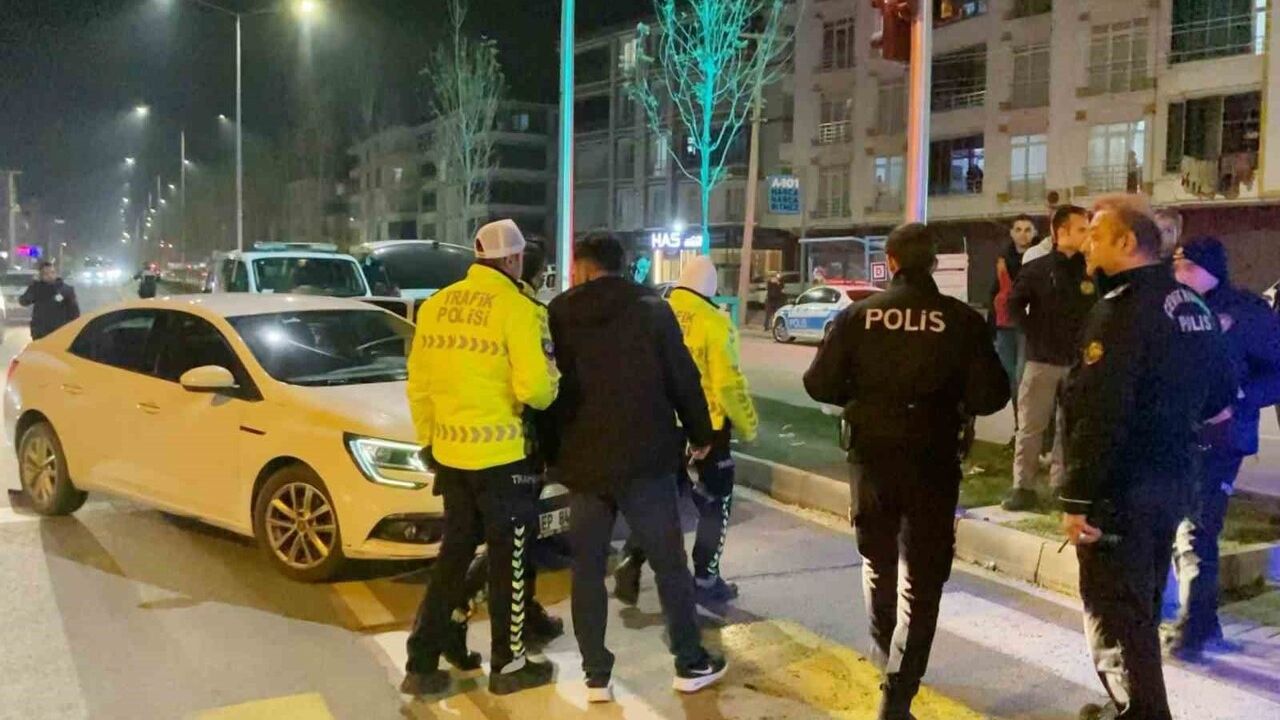 Aksaray'da alkollü sürücü, emniyet müdür yardımcısının makam aracına çarptı