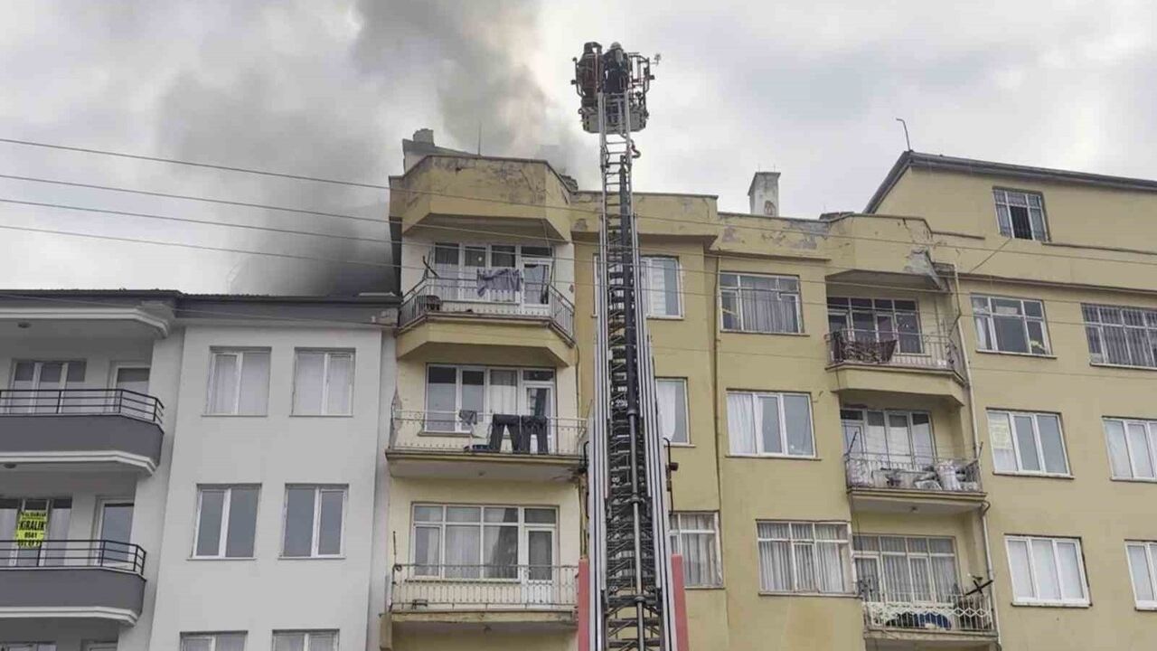 Aksaray'da çatı katındaki kömürlükte çıkan yangın büyümeden söndürüldü