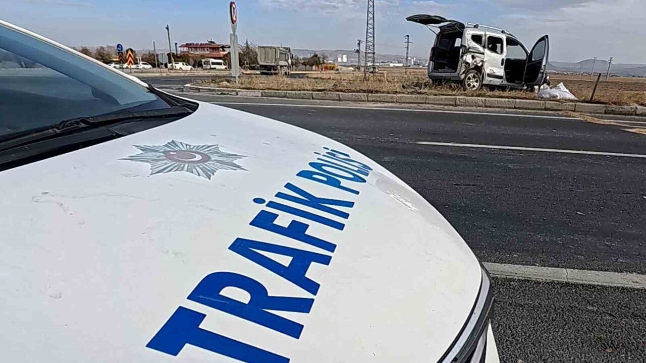 Aksaray'da hastane dönüşü kavşak kazası: Karı koca yaralandı