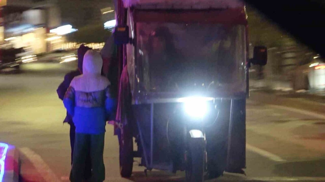 Aksaray’da ışıklı kavşaklarda çocuk dilenciler trafikte tehlike yaratıyor