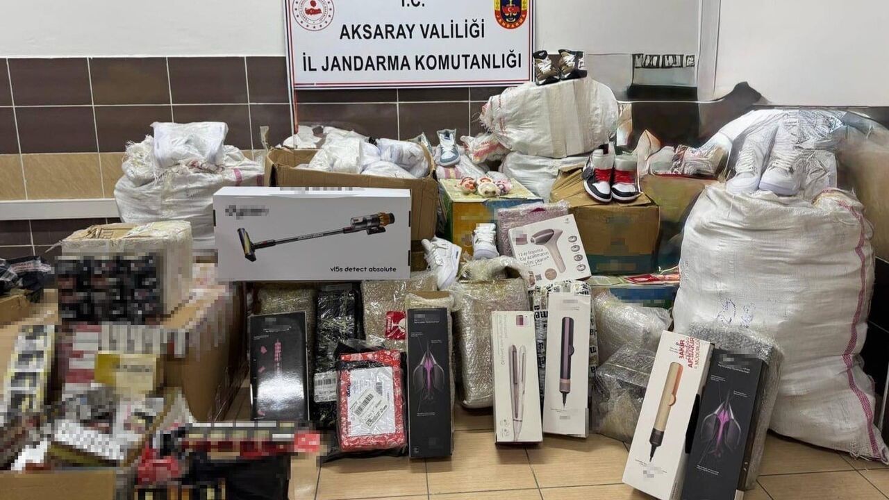 Aksaray’da jandarma operasyonu: Kamyonda binlerce gümrük kaçağı ürün ele geçirildi