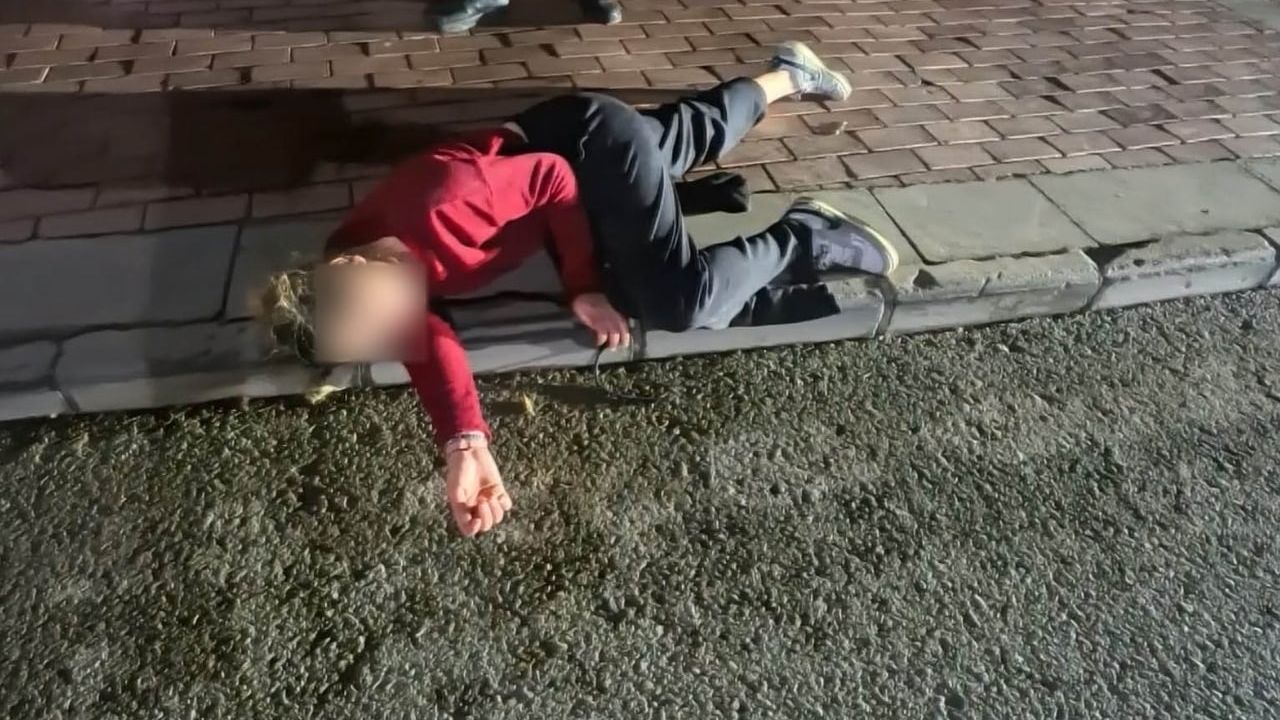 Aksaray'da kaldırıma yatan kadın polisi görünce kaçmaya çalıştı