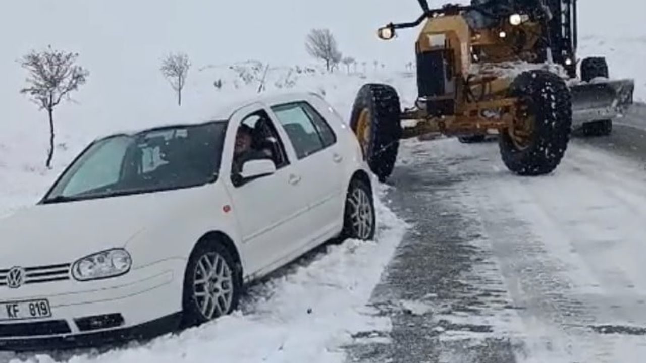 Aksaray'da Kar Nedeniyle Mahsur Kalan Araçlar Kurtarıldı