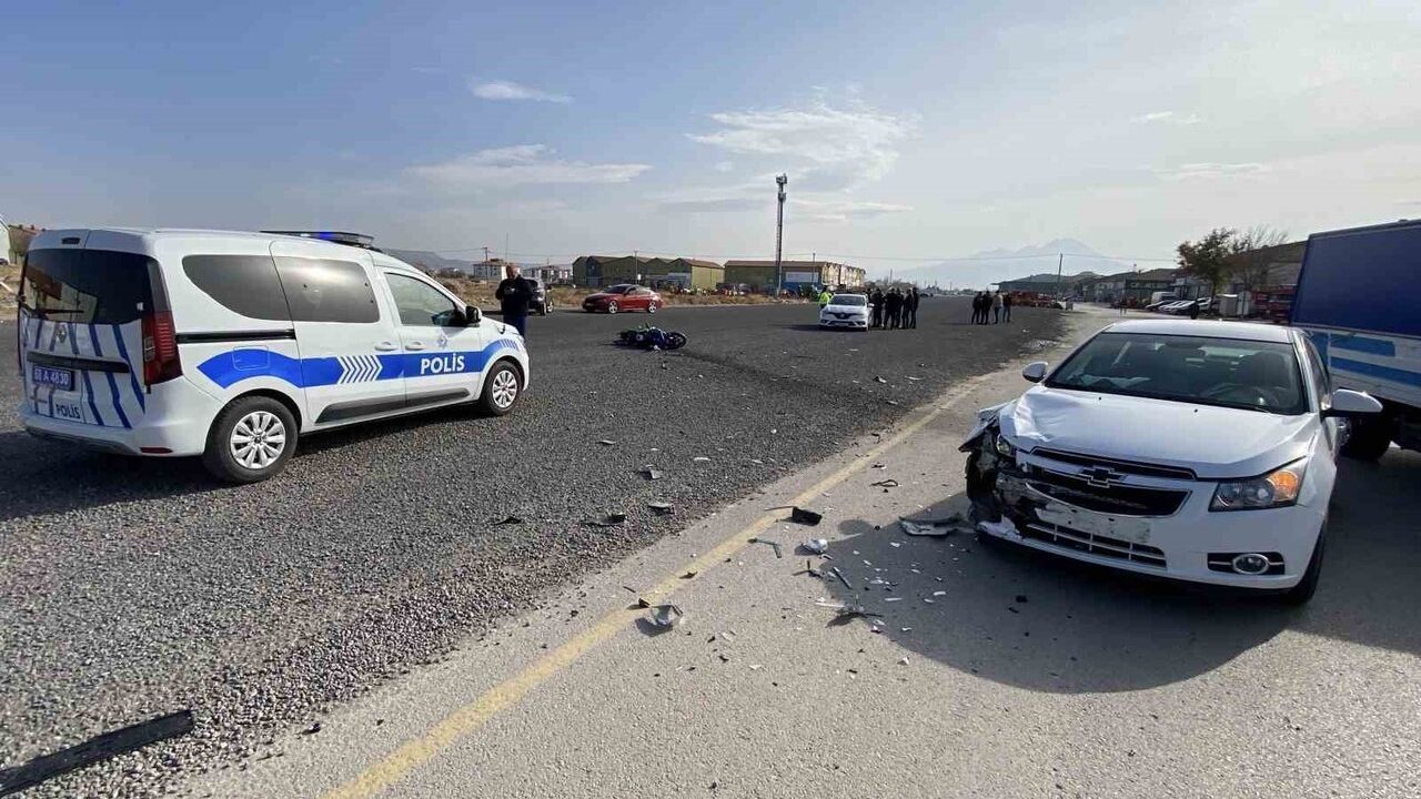 Aksaray'da otomobille çarpışan motosiklet sürücüsü yaralandı
