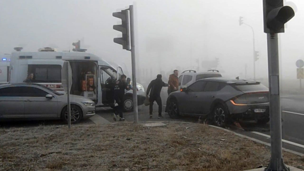 Aksaray'da sis nedeniyle 5 araçlı zincirleme kaza — 1 yaralı