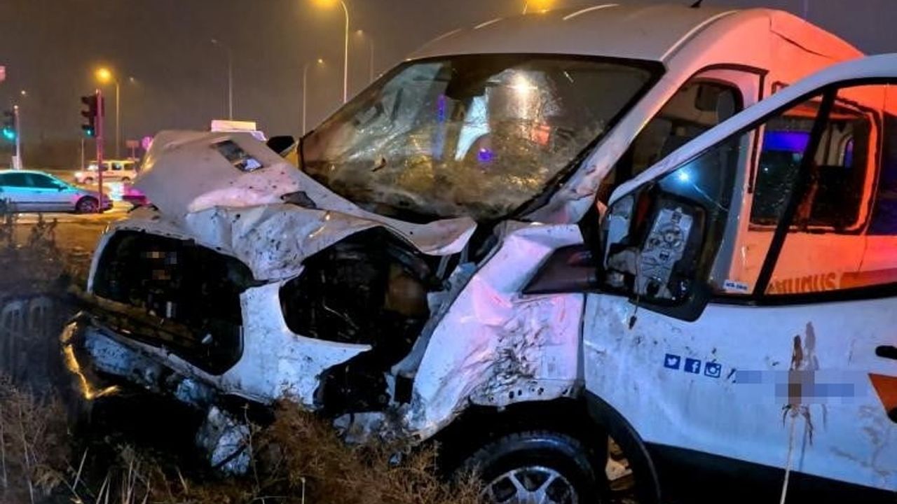 Aksaray'da tır ile servis aracı çarpıştı: 2 yaralı