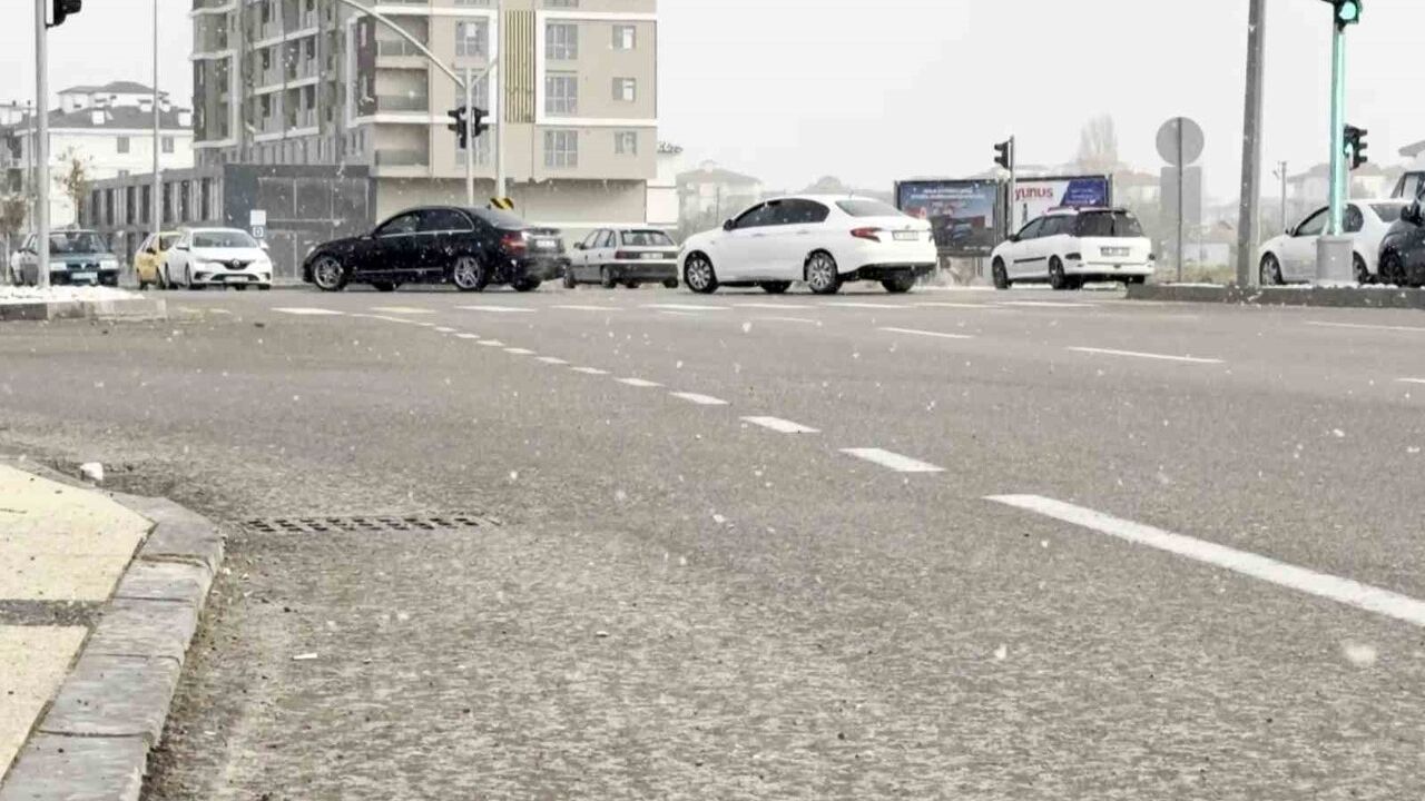 Aksaray merkezine mevsimin ilk karı düştü